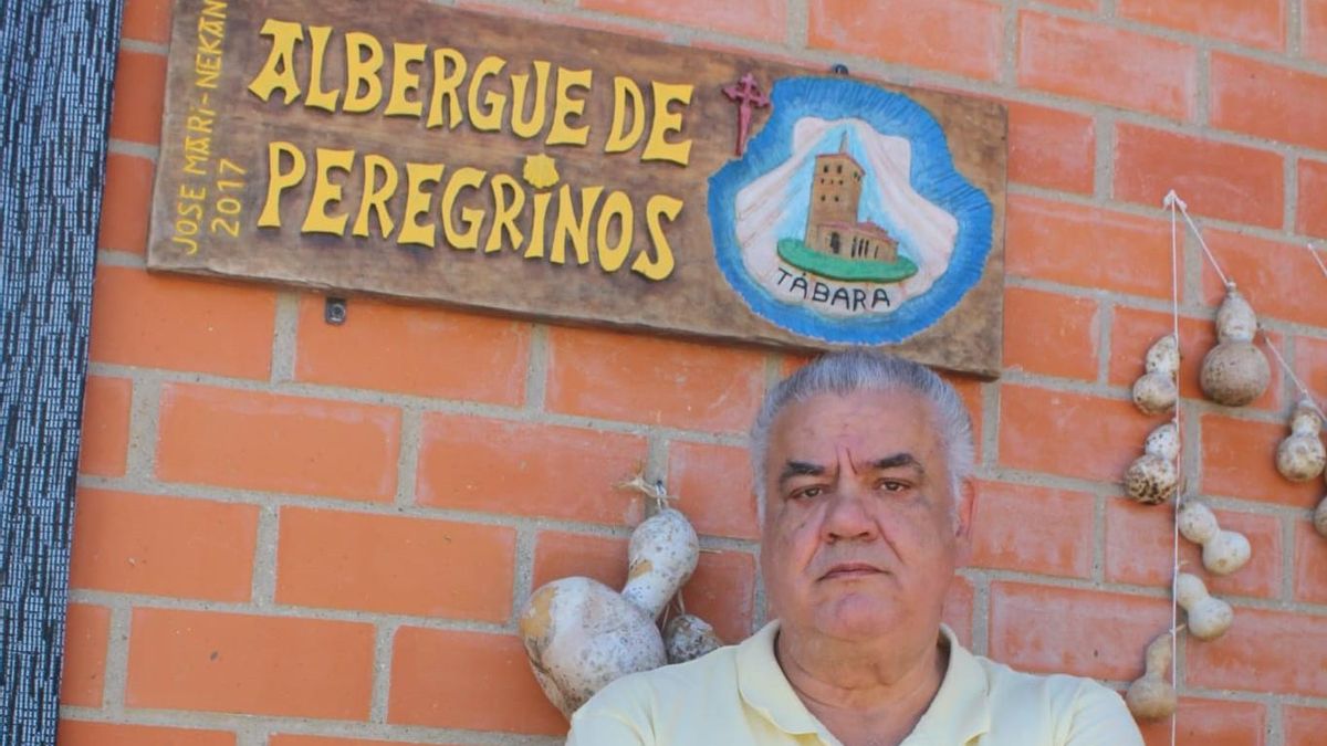 José Almeida, a las puertas del albergue de peregrinos de Tábara