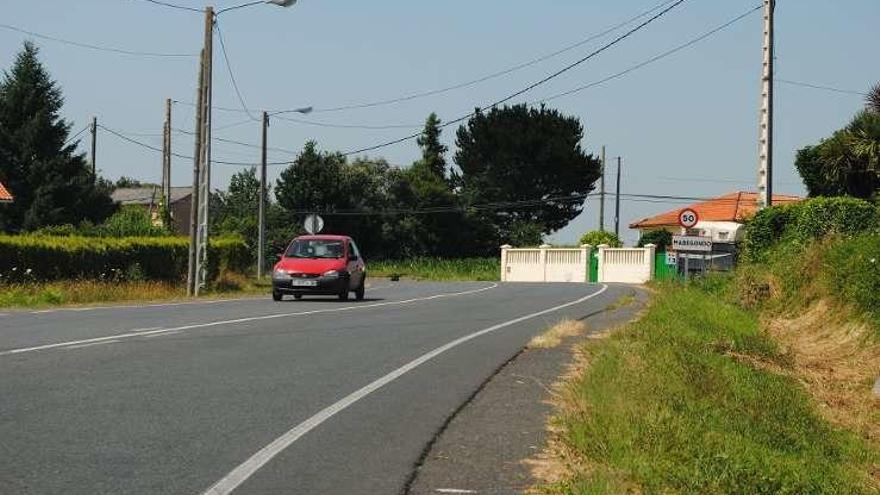 Carretera que enlaza Crendes y San Tirso.