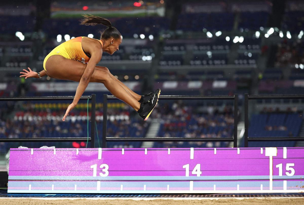 La española Ana Peleteiro-Compaore en acción durante la final de triple salto femenino
