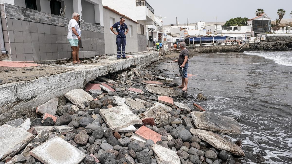Destrozos del temporal de mar en la costa de Telde