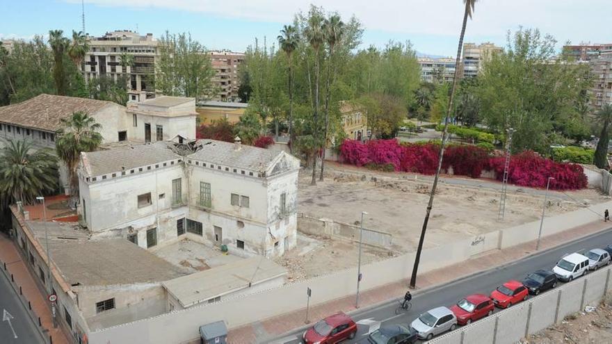 Vista del edificio principal y la parcela de terreno adquiridos por Tomás Olivo hace años en una subasta que realizó el Estado, antiguo propietario del suelo.