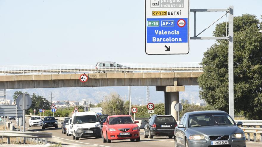 Bomberos y Guardia Civil intervienen en un choque en la AP-7 a la altura de la Llosa