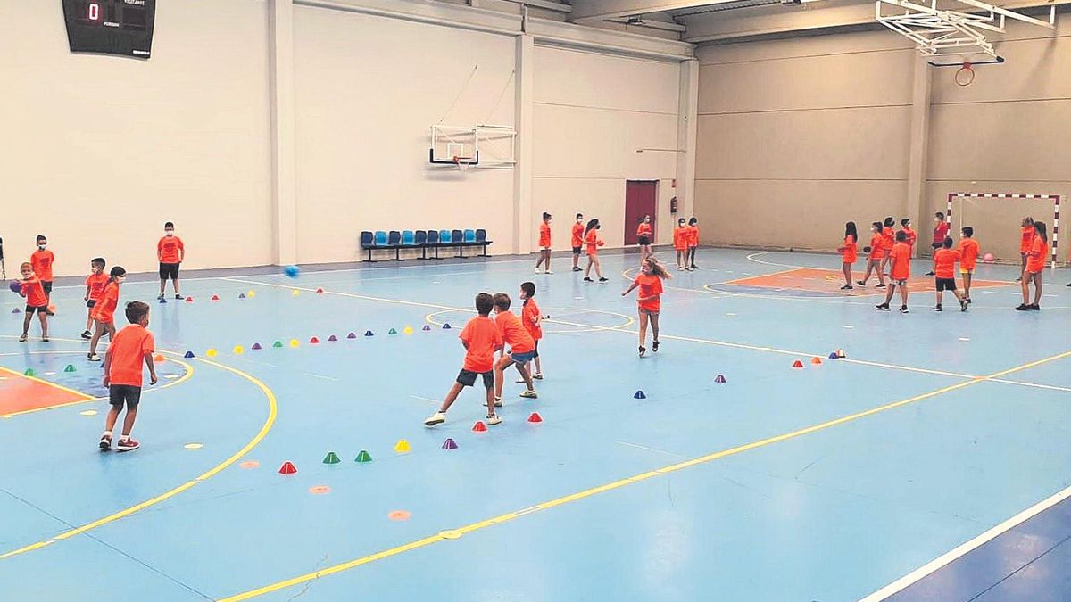 Menores en una actividad deportiva en un campus de verano.