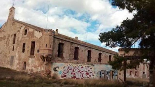 La ruina de una masía histórica en Llíria