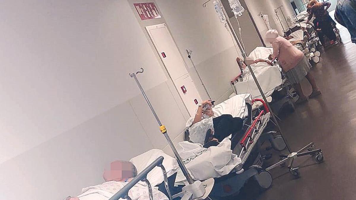 Pacientes este lunes en los pasillos de urgencias del hospital Álvaro Cunqueiro.