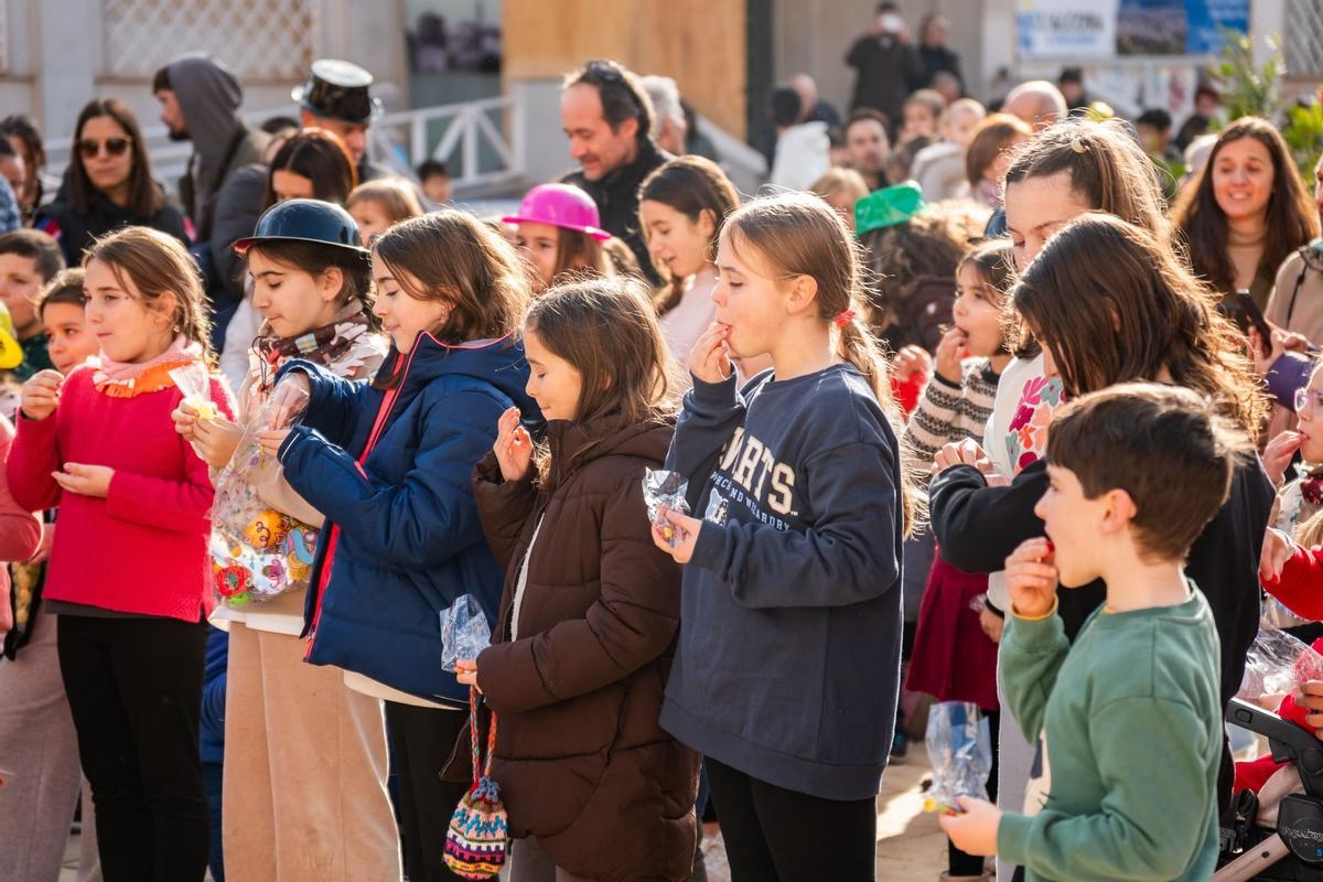 Los niños de l'Alcora comen las uvas a mediodía.