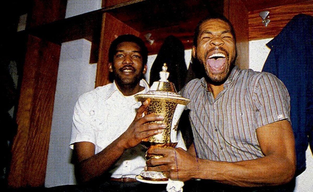 Chicho Sibilio y Mike Davis celebran la Recopa de 1985