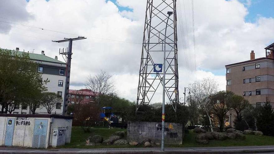 Una de las torres de alta tensión de Monte Porreiro. // Rafa Vázquez