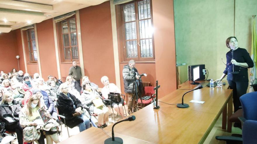 Charla de Carmen Moriyón en la iglesiona. La candidata por Foro a la Alcaldía impartió ayer una conferencia en la basílica del Sagrado Corazón bajo el título «El cáncer de mama, una enfermedad curable». La exalcaldesa ejerce como cirujana y es responsable de la unidad de mama del Hospital de Cabueñes. | Marcos León