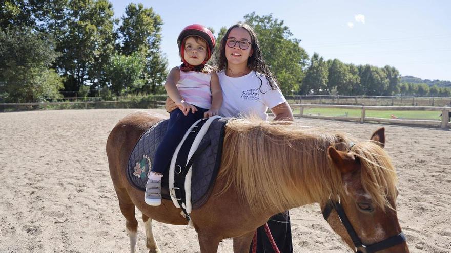 Equinoteràpia per tractar el síndrome de Leigh: «Ha guanyat seguretat i control»