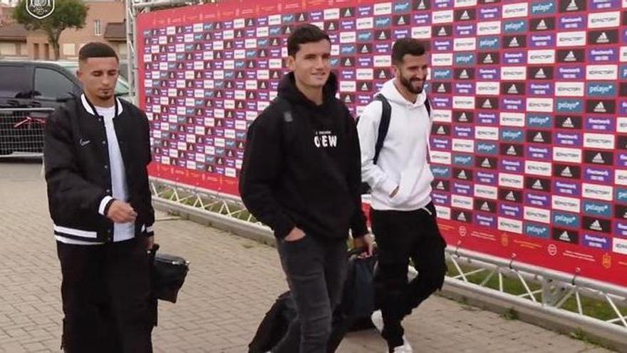 Gayà, Hugo Guillamón y Yeremy Pino llegan a la Ciudad del Fútbol de Las Rozas para concentrarse con la selección española