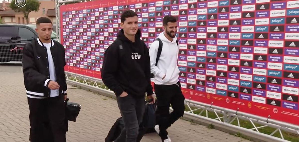 Gayà, Hugo Guillamón y Yeremy Pino llegan a la Ciudad del Fútbol de Las Rozas para concentrarse con la selección española