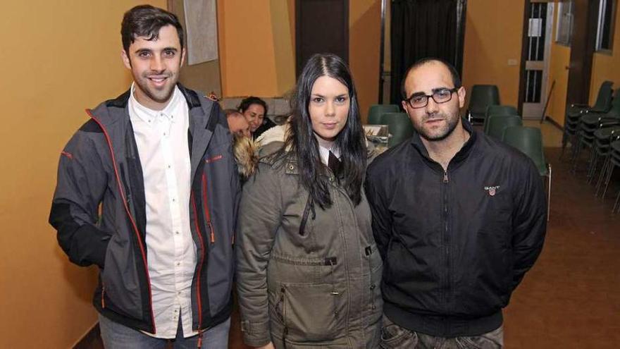 Francisco Varela, Sandra González y Adrián Soto en el centro social de Anzo. // Bernabé/Javier Lalín