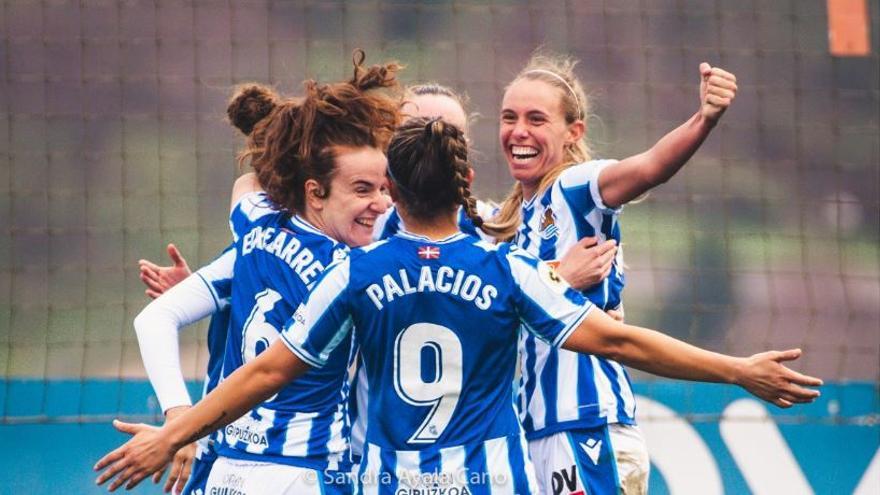 La mallorquina Maitane López celebra un gol con sus compañeras de la Real Sociedad.