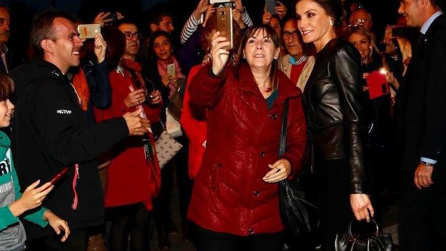 La Reina Letizia, con chaqueta de cuero de Armani, se hace un selfie con una espectadora en Valladolid.