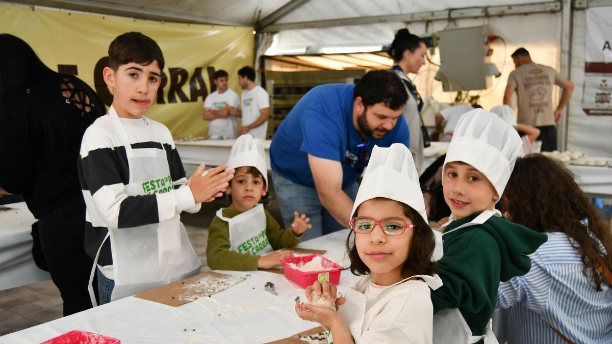 Niños y niñas durante los talleres infantiles.