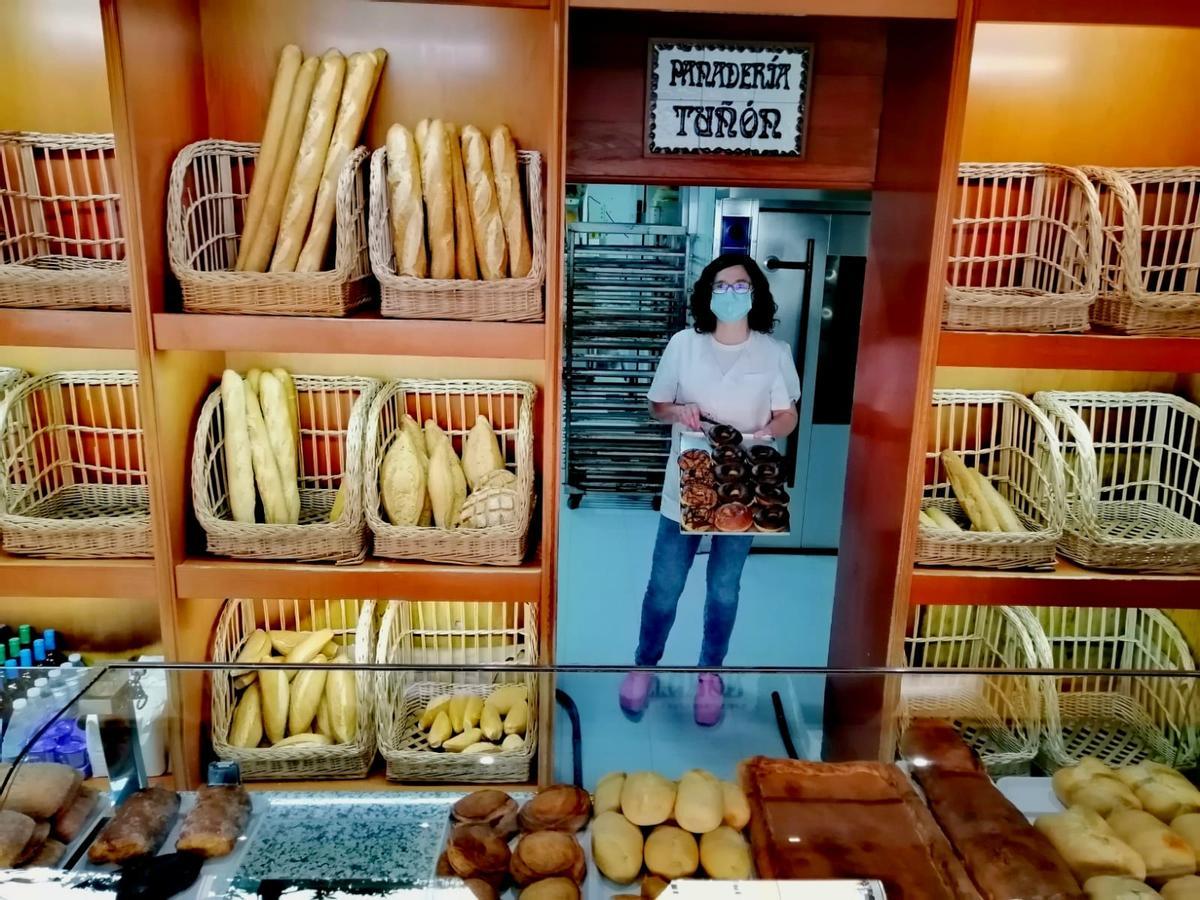 Marta Vielsa, en su panadería de El Casal, en Grado, ayer por la tarde.