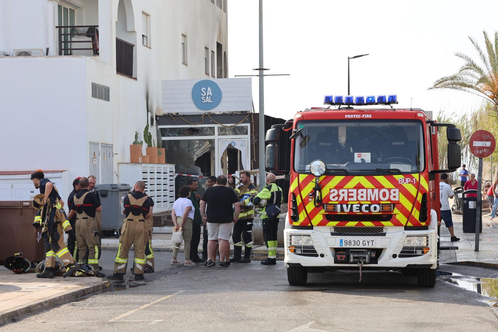 Todas las imágenes del devastador incendio en una zona de ocio de Ibiza