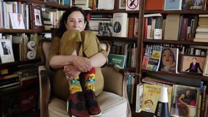 La escritora Victoria Bermejo, en su domicilio de Barcelona. 