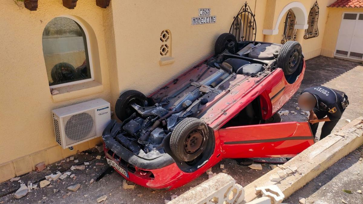 El coche volcado y dentro de la parcela del chalé