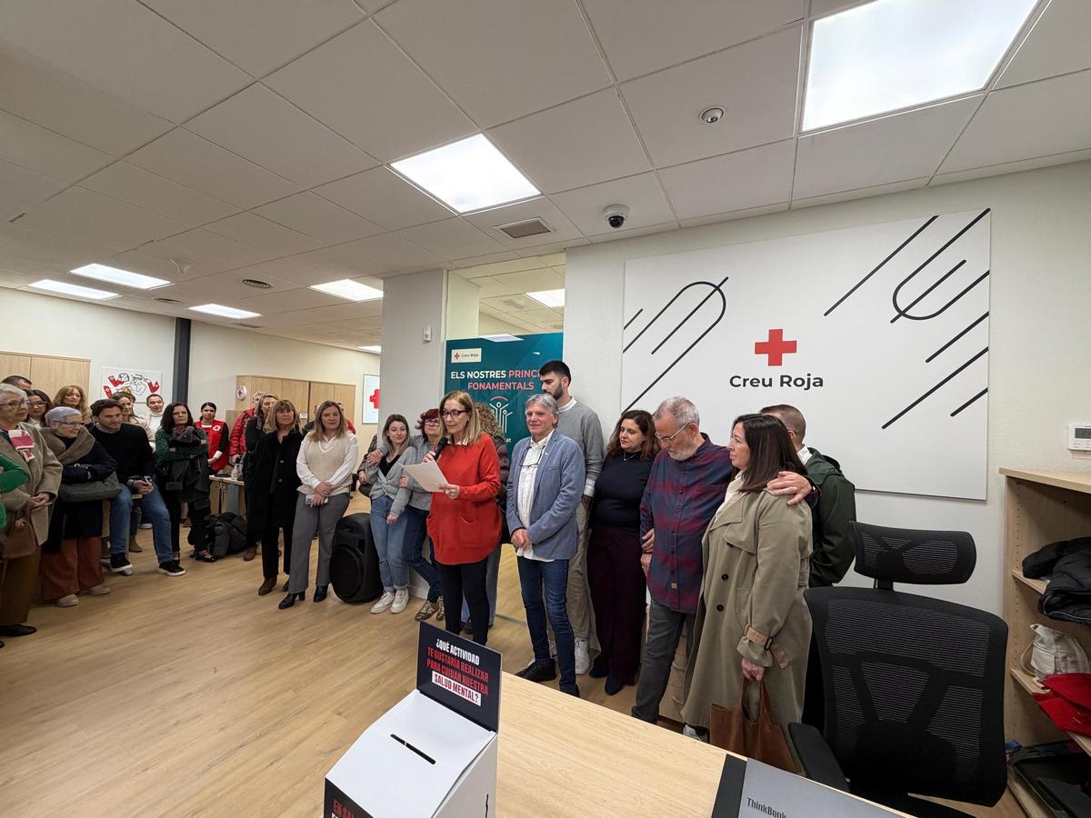 La concejala de Aldaia, Empar Folgado, agradece la labor de Cruz Roja.