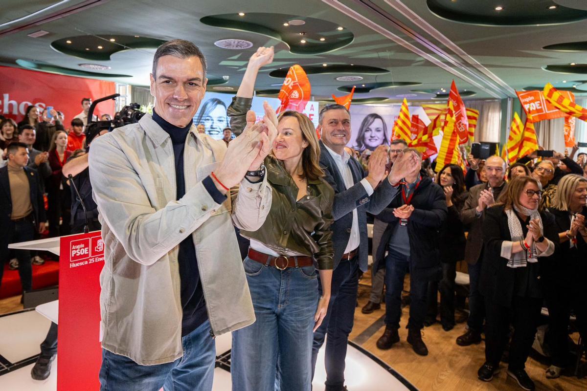 En imágenes I Pedro Sánchez arropa a Pilar Alegría en el mitin de Huesca