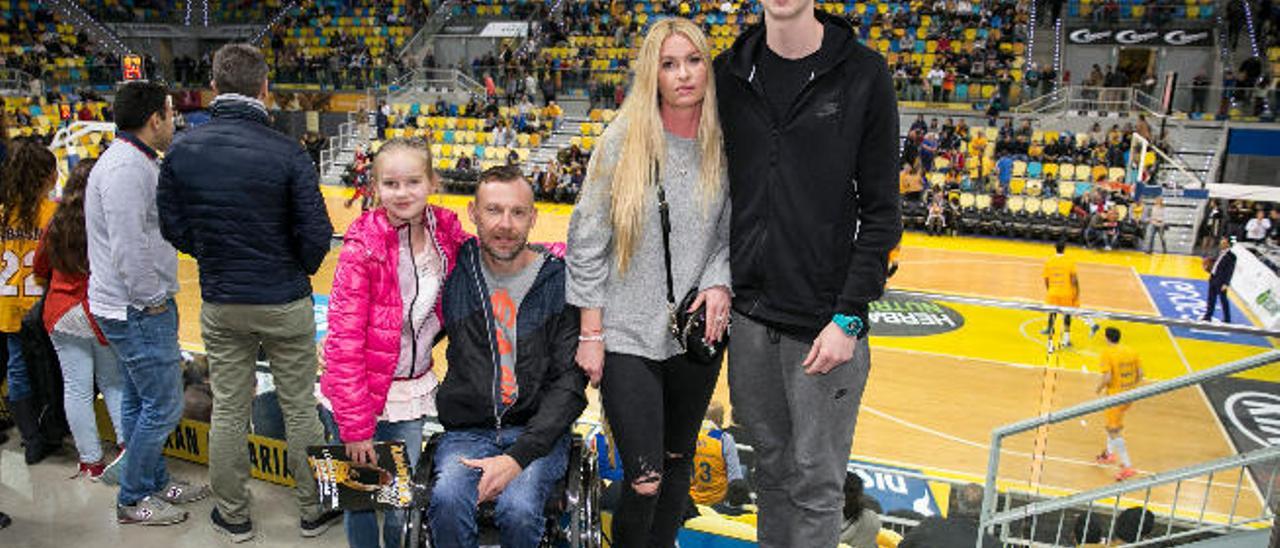 Aleksander Balcerowski, junto a su madre Sylwia, su padre Marcin y su hermana, en el Gran Canaria Arena.