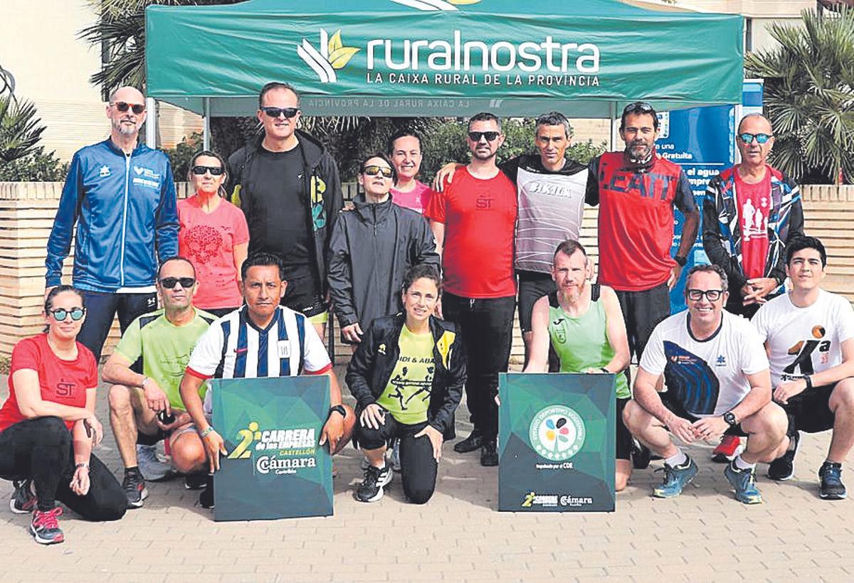 Después de los estiramientos, los participantes repusieron fuerzas juntos.