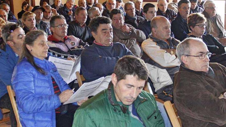 Comuneros de Cobres, durante la asamblea celebrada ayer. // S. Álvarez