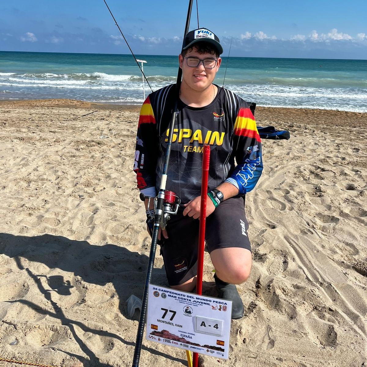 Iván Montañés, con la selección española de pesca deportiva sub-21.