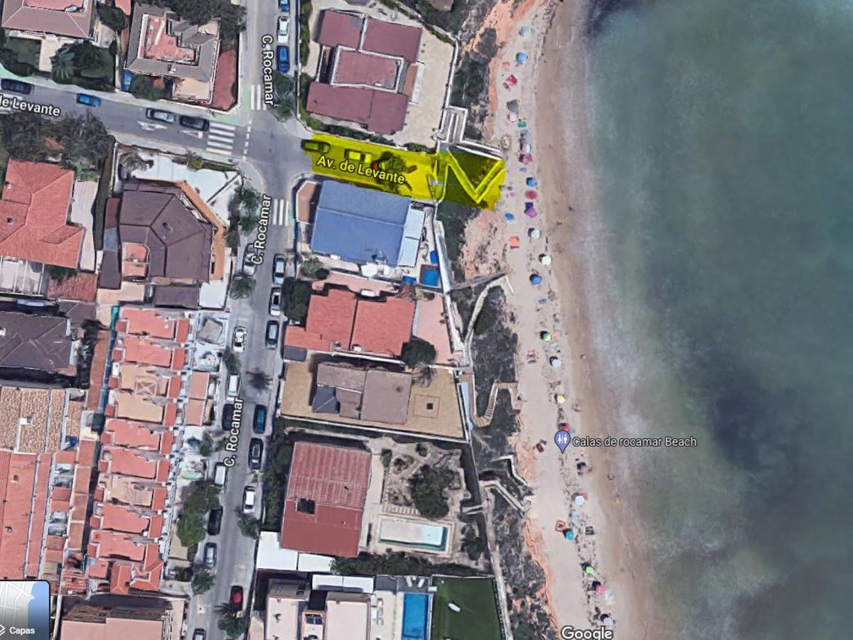 En amarillo la zona en la que se está ejecutando el acceso gratuito y libre a la playa. En el mismo tramo destacan las escaleras que dan acceso privado a viviendas en primera línea