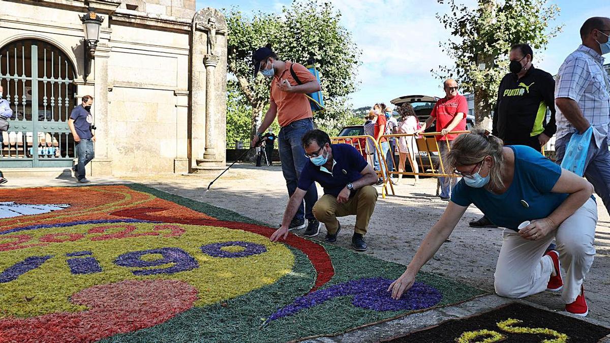 Confección ayer de la espectacular alfombra en Lavadores.   | // ALBA VILLAR