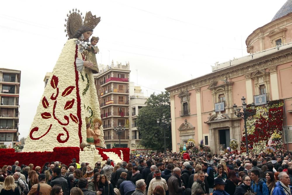 La plaza se llena para ver el manto de la Virgen