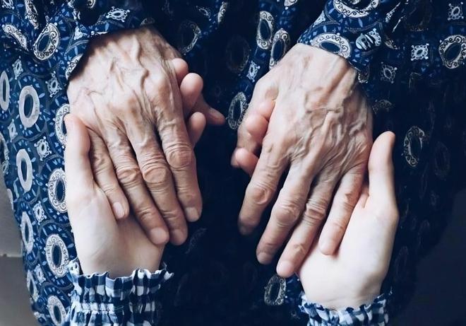 Míriam, filla d’una persona gran amb brots psicòtics: «És com si estigués posseïda»