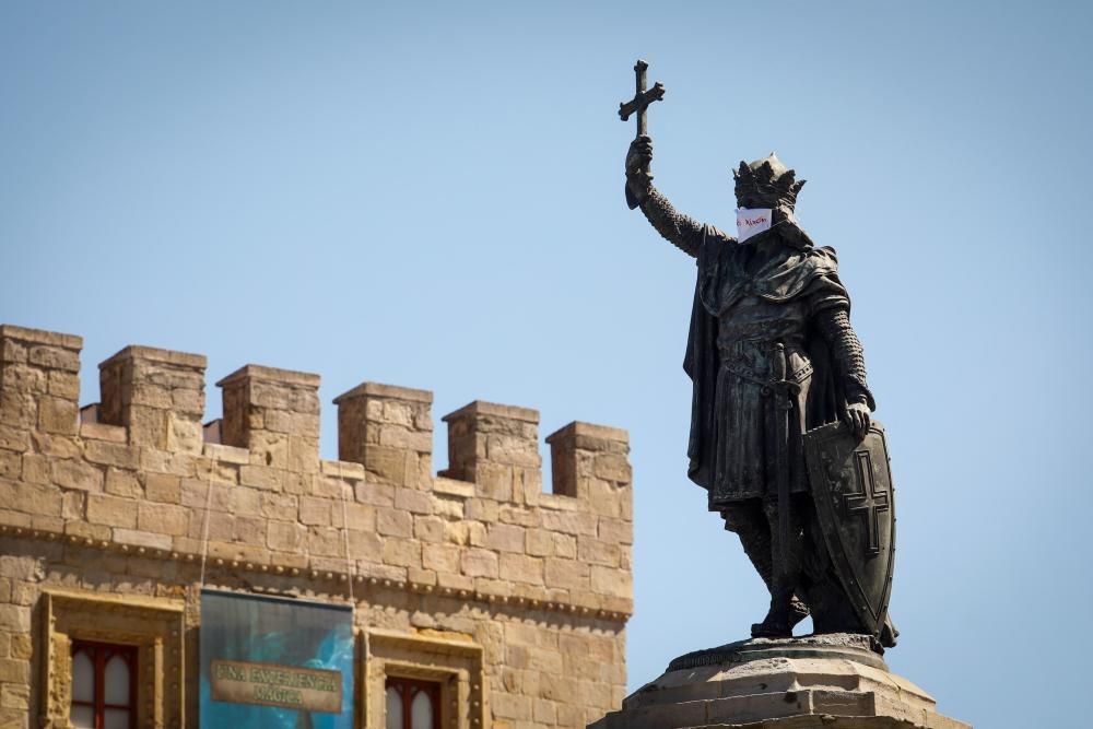 La estatua de Pelayo en Gijón, con mascarilla