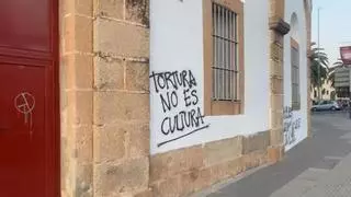 La Policía Local investiga las pintadas en la plaza de toros de Cáceres: "Un delito contra el patrimonio"