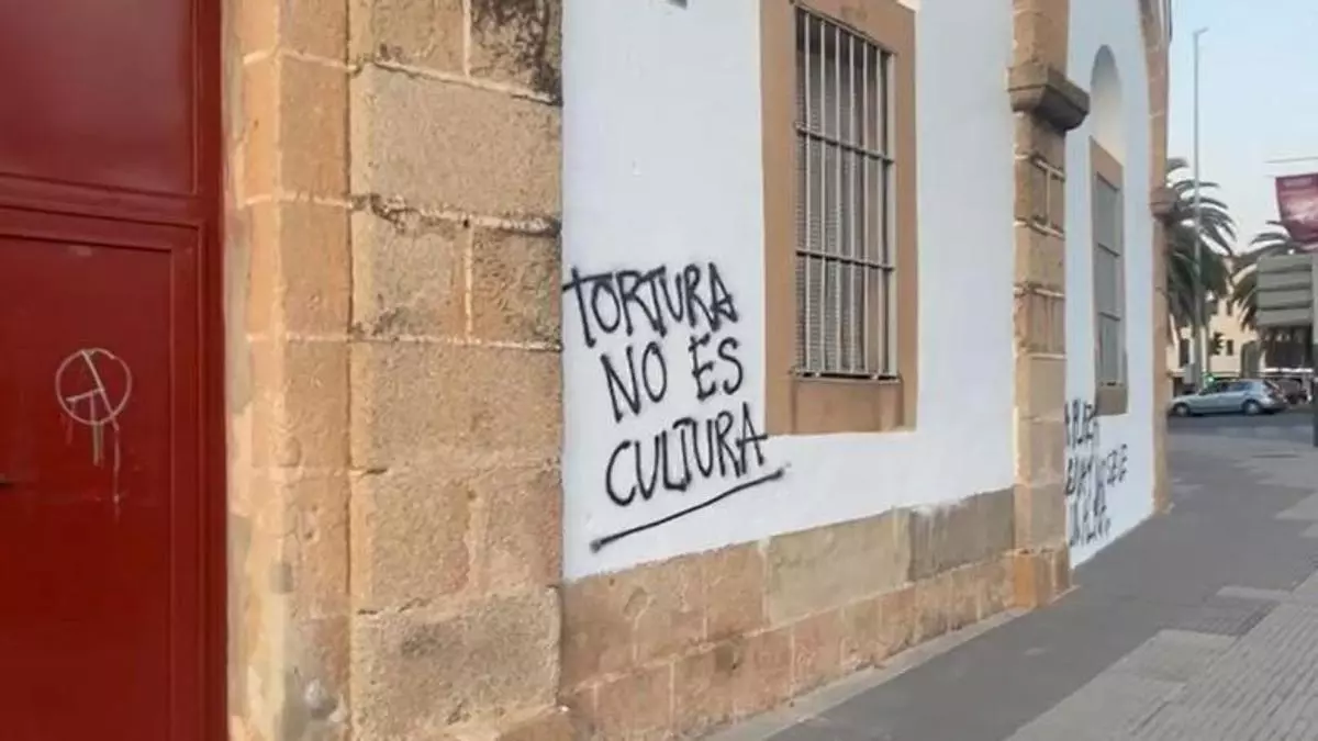 La Policía Local investiga las pintadas en la plaza de toros de Cáceres: "Un delito contra el patrimonio"
