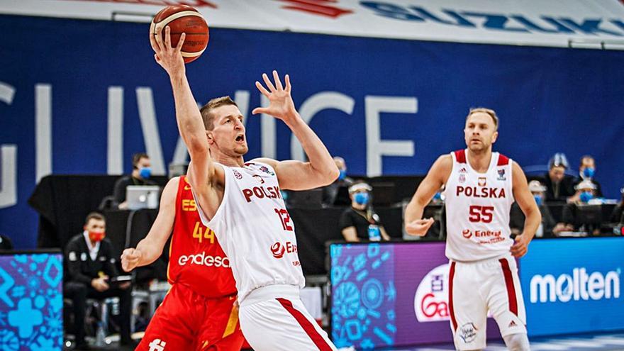 El polaco Adam Waczynski, frente a la selección española durante las Ventanas FIBA.