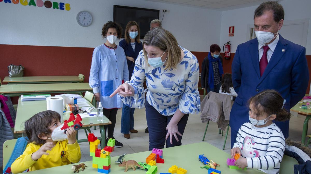 La consejera de Familia e Igualdad de Oportunidades, Isabel Blanco, visita el Programa Conciliamos Semana Santa en el CEIP La Moraña, en Arévalo. Durante su visita estuvo acompañada por el alcalde de Arévalo, Francisco León