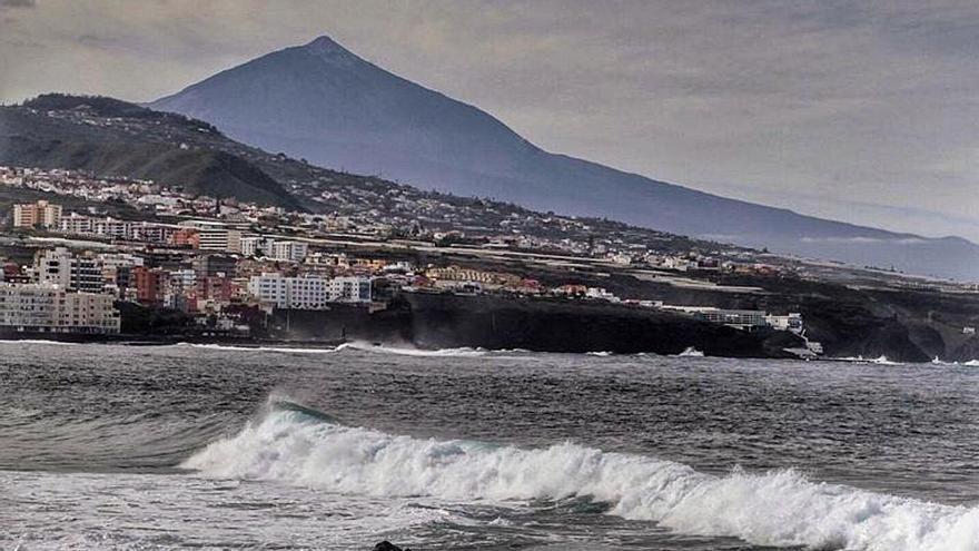 Un hombre observa el mar, protegido con una mascarilla, desde el litoral lagunero de Punta del Hidalgo con la imagen del Teide de fondo . | | MARÍAPISACA