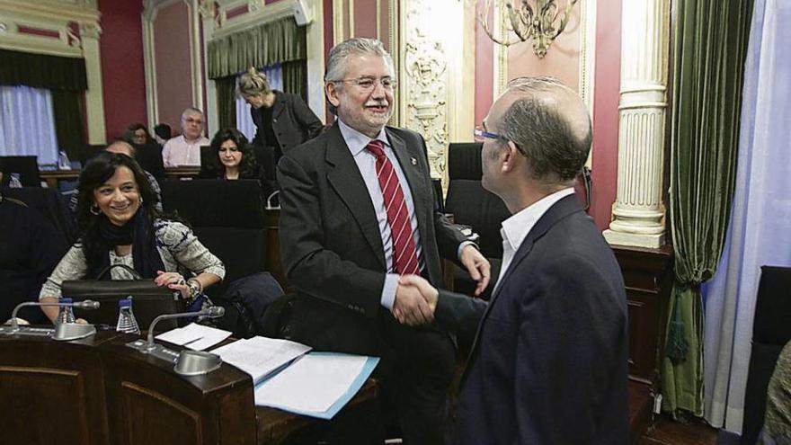 Rosendo Fernández y Vázquez Barquero se saludan antes del inicio de un pleno. // Jesús Regal