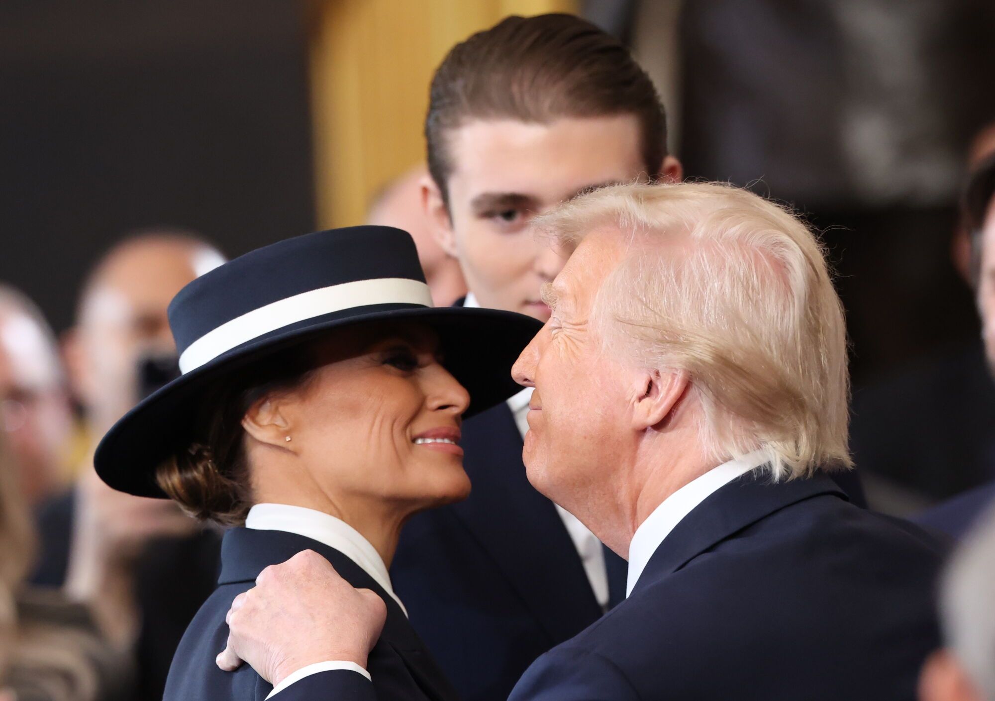 Washington (United States), 20/01/2025.- U.S. President Donald Trump and Melania Trump embrace after he took oath on the day of his Presidential Inauguration at the Rotunda of the U.S. Capitol in Washington, DC, USA, 20 January 2025. EFE/EPA/KEVIN LAMARQUE / POOL