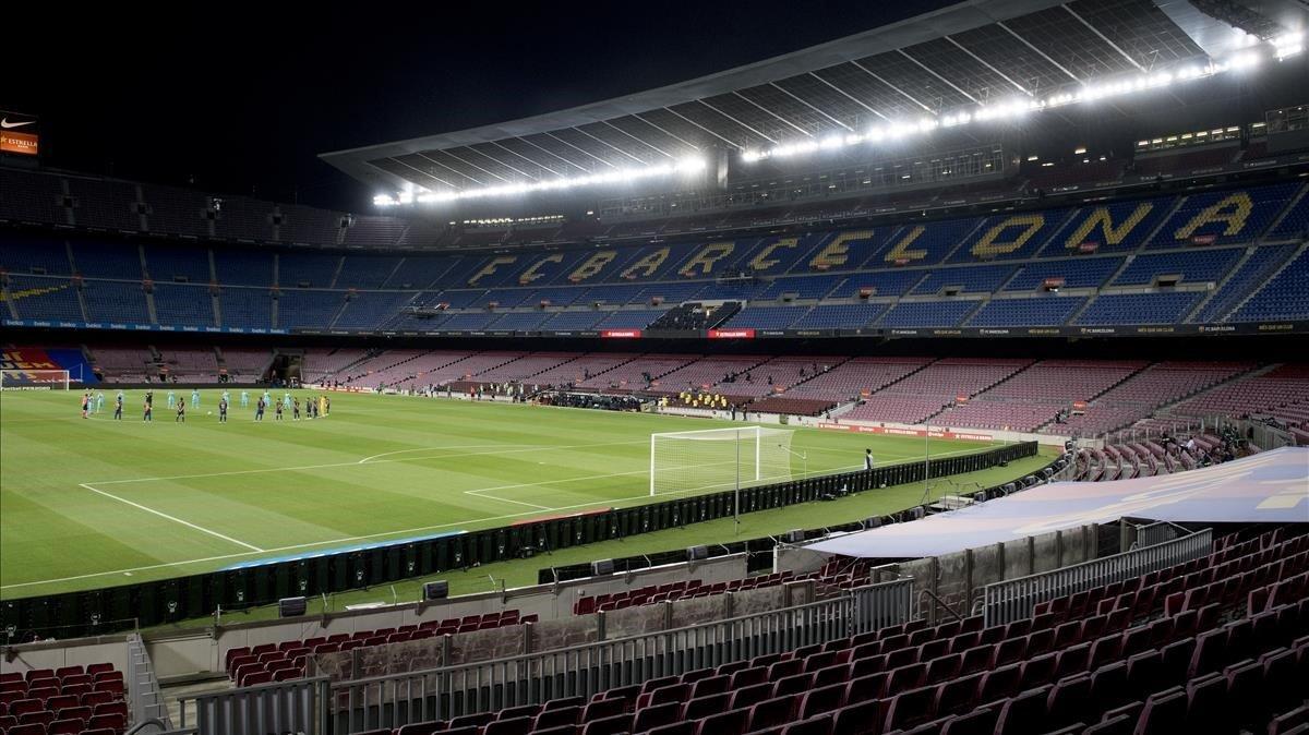 Estremecedor minuto de silencio por las víctimas del Covid 19 de los jugadores del Barça y del Alavés ante un Camp Nou absolutamente vacío en el regreso a la competición de la Liga, el pasado 16 de junio. 