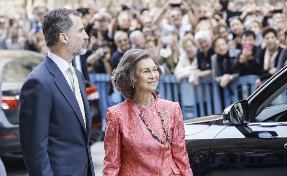 Pünktlich, aber nicht vollzählig: Letizia und Felipe, ihre Kinder Leonor und Sofía sowie Altkönig Sofía fanden sich am Sonntag (16.4.) traditionsgemäß in Palma Kathedrale ein.