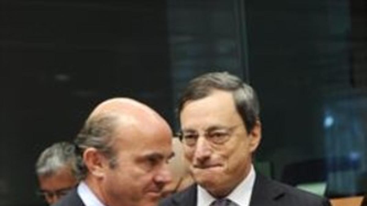 Luis de Guindos y Mario Draghi, en mayo del 2012, en Bruselas.