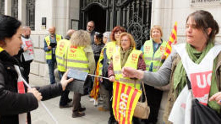 La protesta de les treballadors davant el Consell Comarcal al març