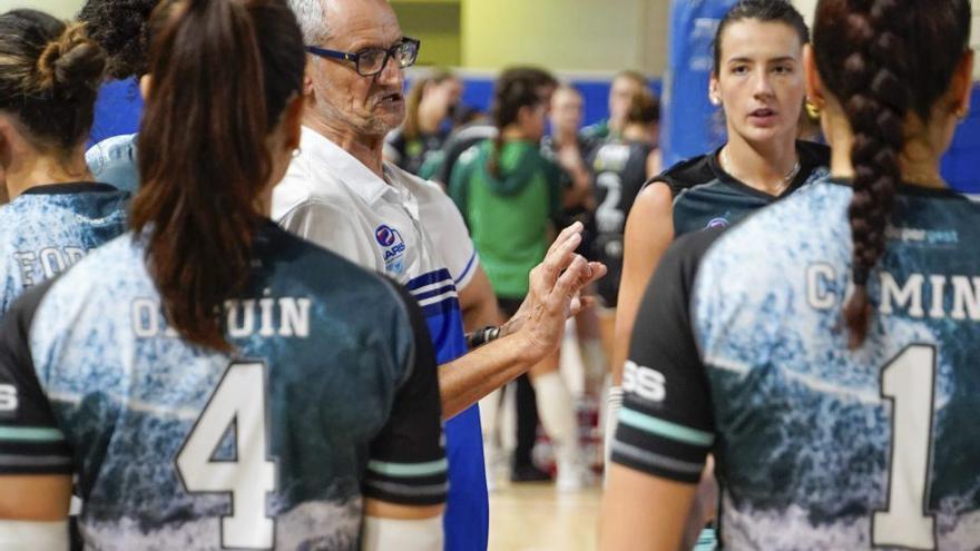 Guillermo Orduna da indicaciones a sus jugadoras.  | EL DÍA