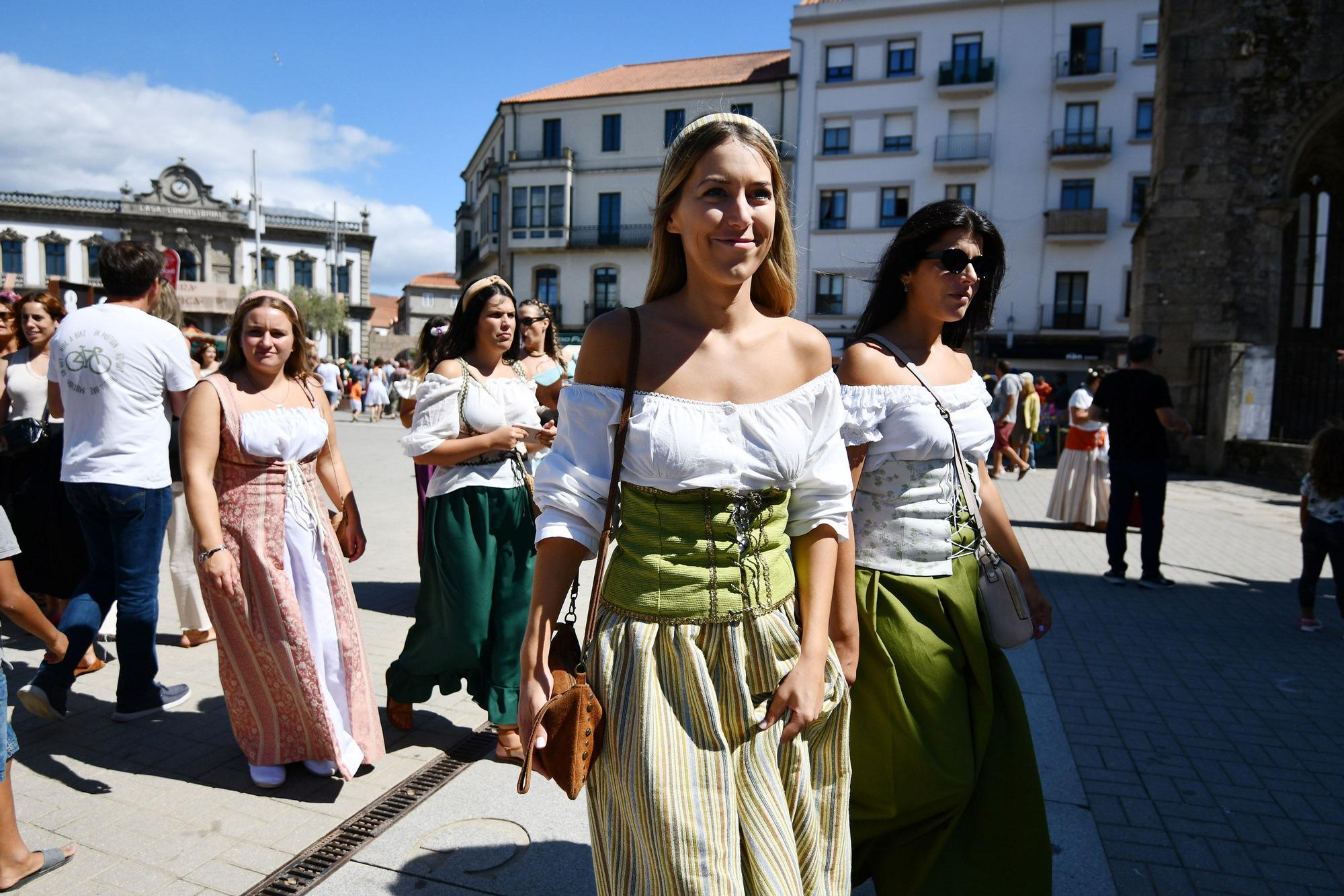 Cortesanos, bufones, damas y caballeros celebran el retorno de su señor: la Feira Franca anima Pontevedra