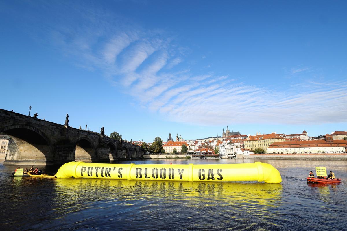 Greenpeace protesta con un gasoducto hinchable en Praga ante la cumbre de líderes europeos