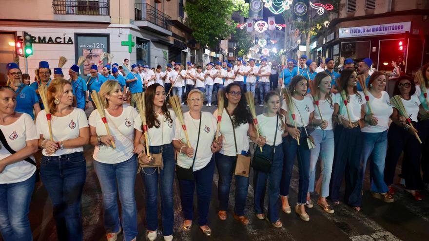 &#039;Desfile de las escobas&#039; de los Moros y Cristianos de San Blas de Alicante